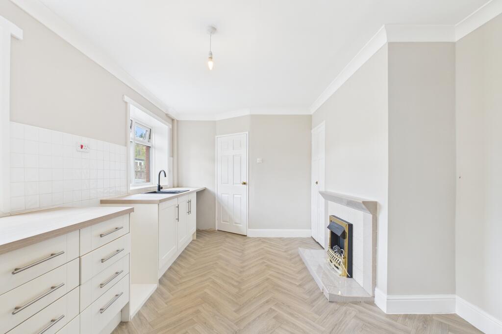 CAM04201G0-PR0107-STILL007