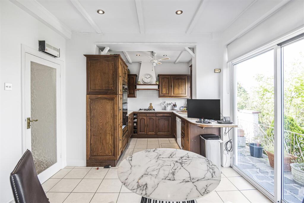 KITCHEN/DINING AREA