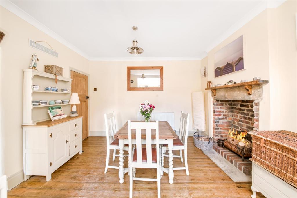 LIVING/DINING AREA