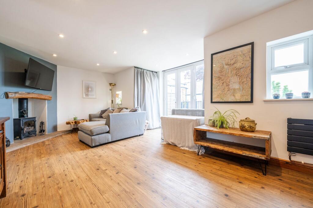 OPEN PLAN LIVING AREA