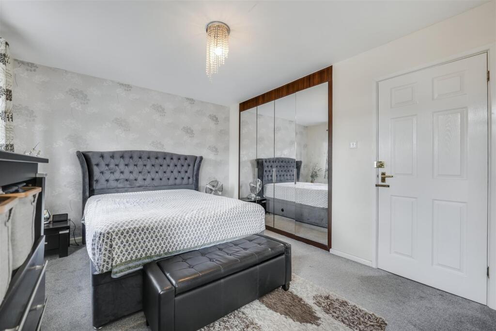 50 Fox Hollow Master bed 2.jpg