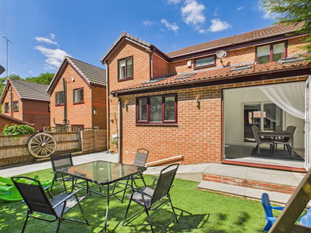 CAM03729G0-PR0090-STILL045