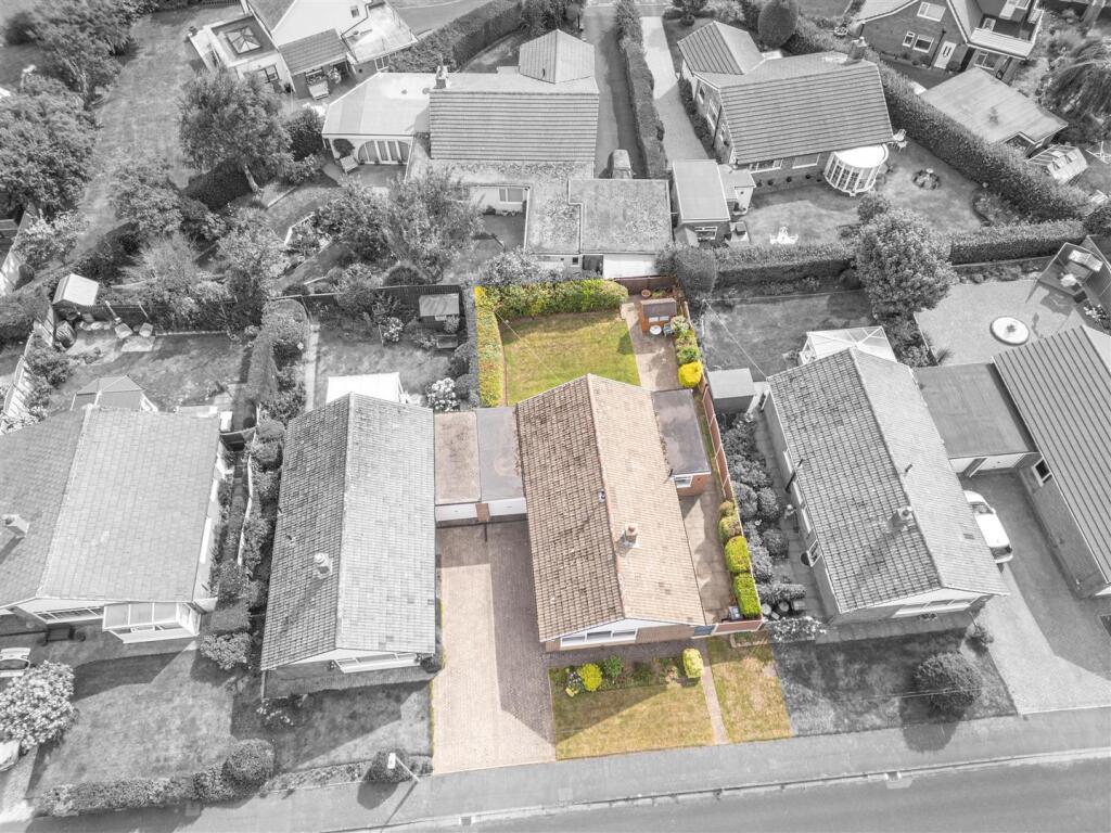 57.1 - 37 Lyndhurst Ave HD6 3RY.jpg