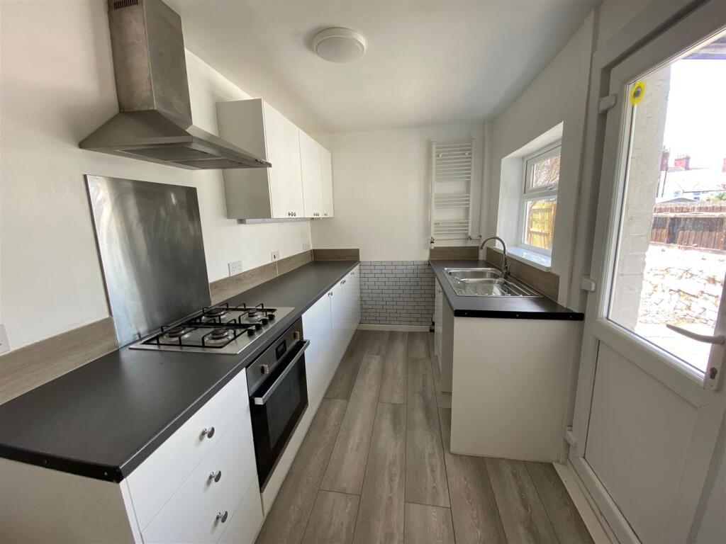 21 Phyllis Street - kitchen.jpg