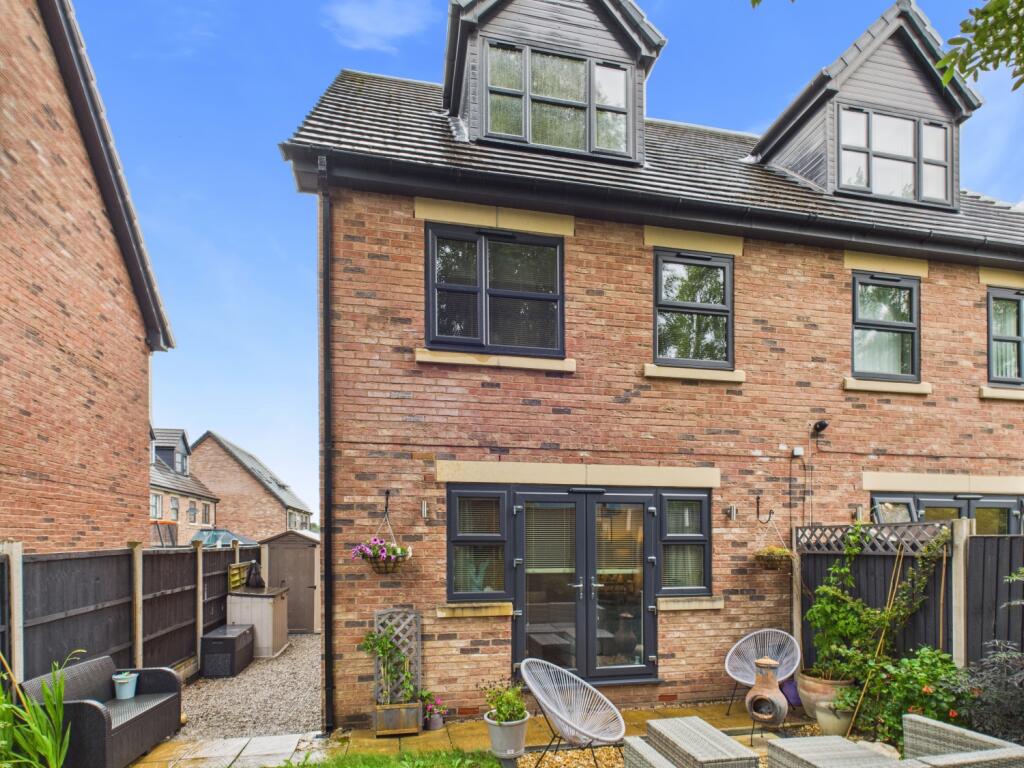 CAM03729G0-PR0075-STILL046