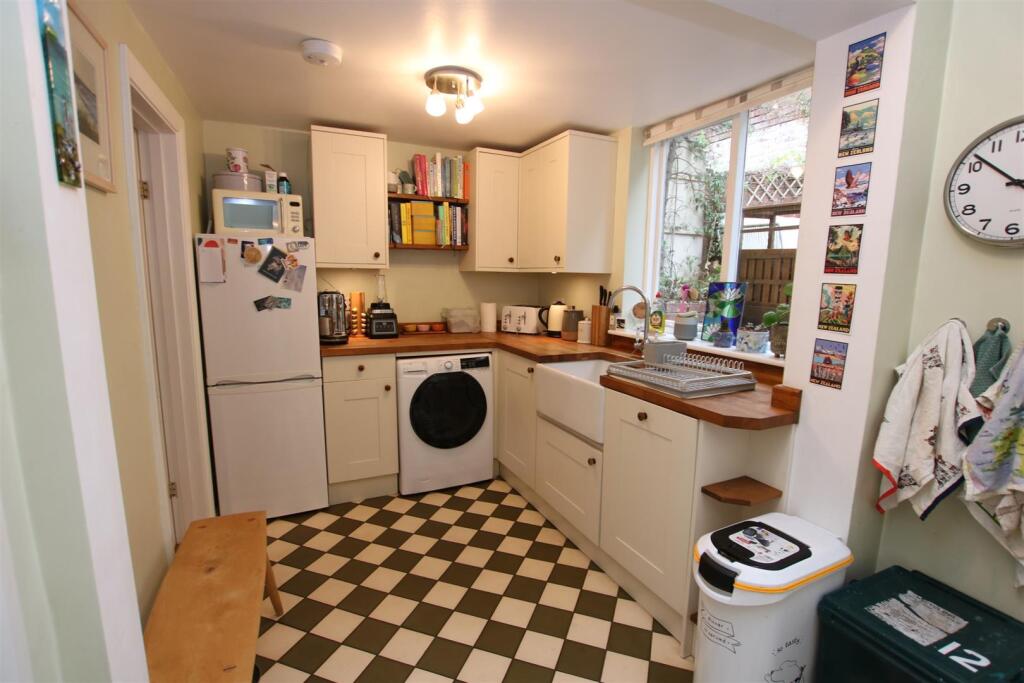 Kitchen 3.JPG