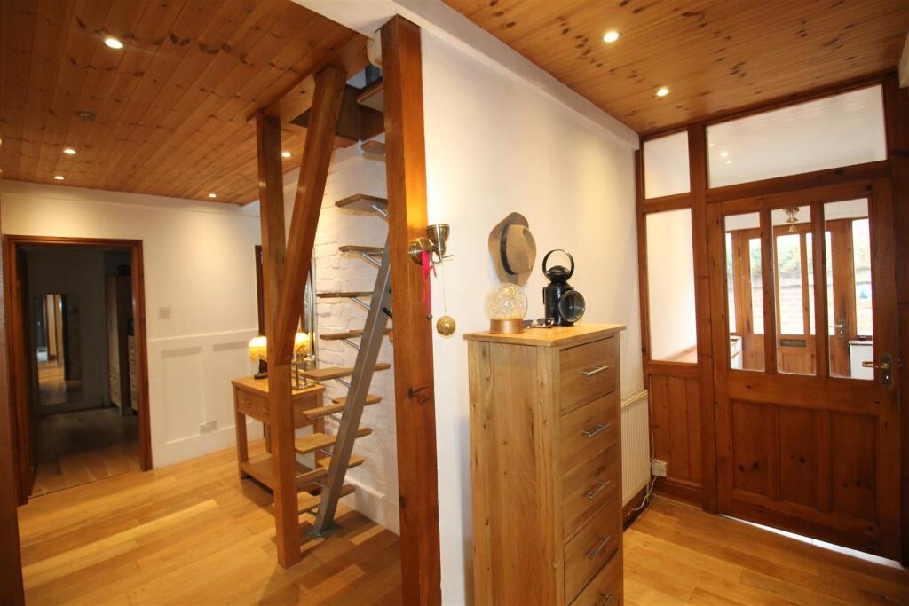 Weeton Avenue, Entrance Hall.JPG