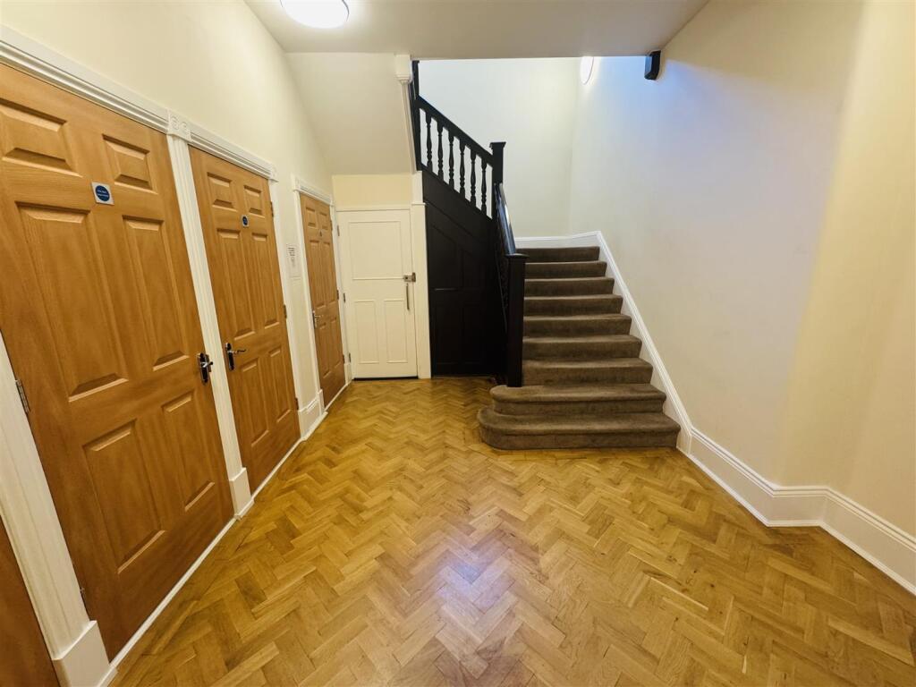 COMMUNAL ENTRANCE HALL