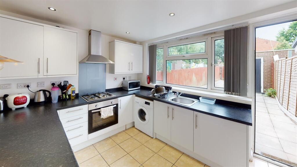 Kitchen/ Lounge