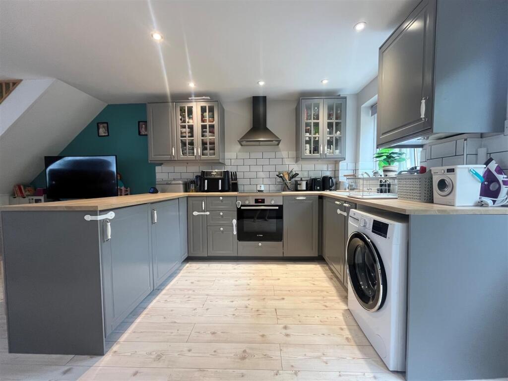 Kitchen 2.jpg