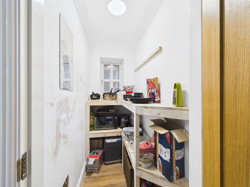 CLOAKS/ WC/ PANTRY