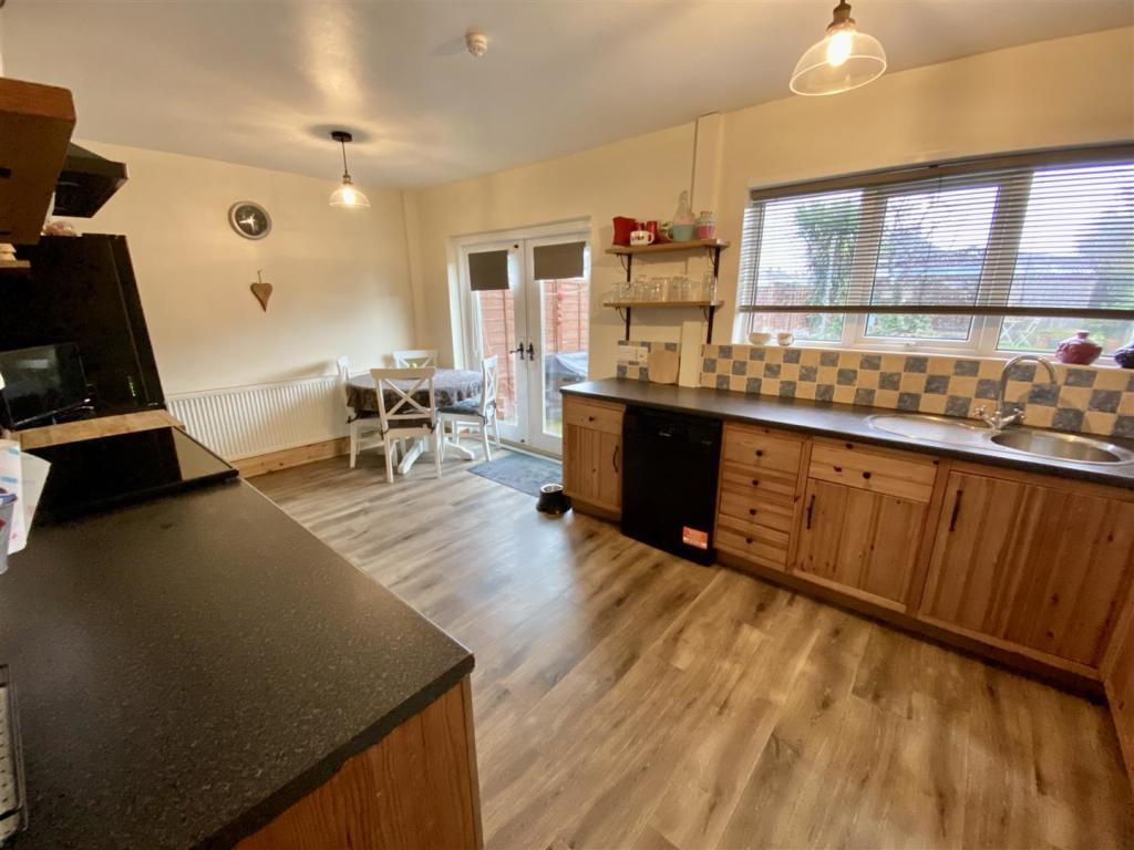 KITCHEN/DINING ROOM