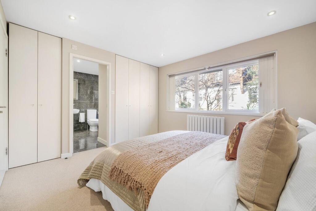 Bedroom 1 (2).jpg