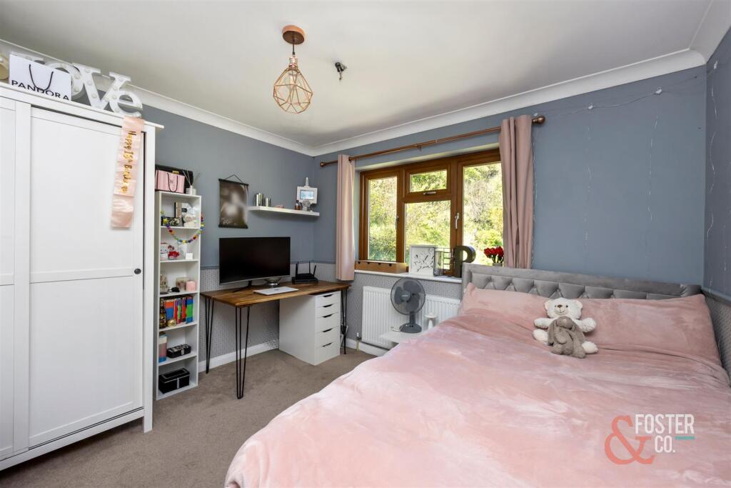 Honeysuckle Close, 1-010.JPG