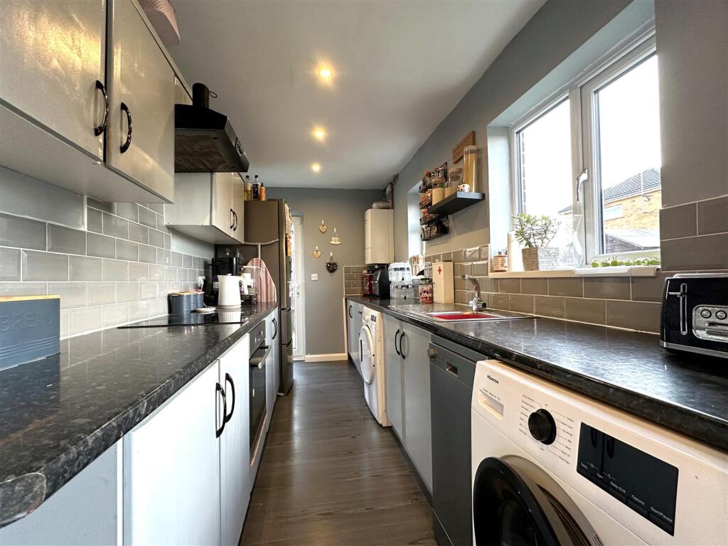 Extensive Kitchen 979