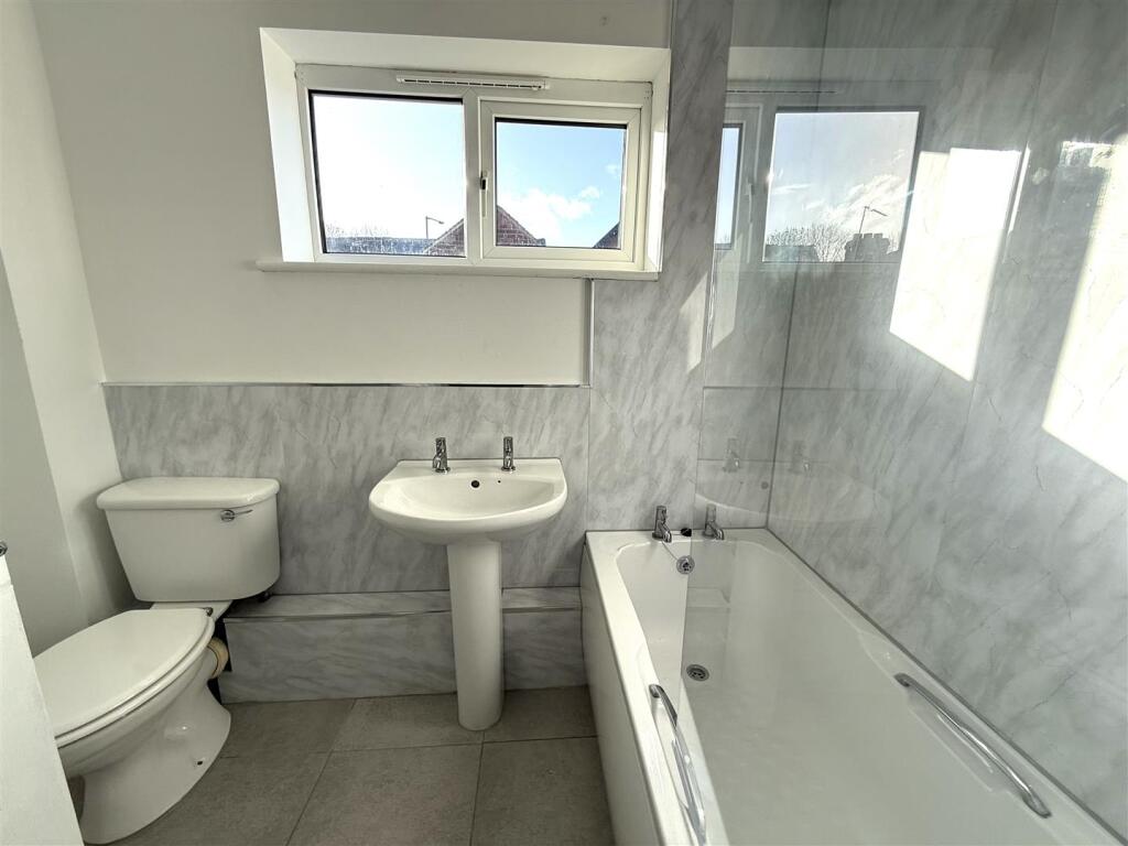 84 TALBOT BATHROOM.jpeg