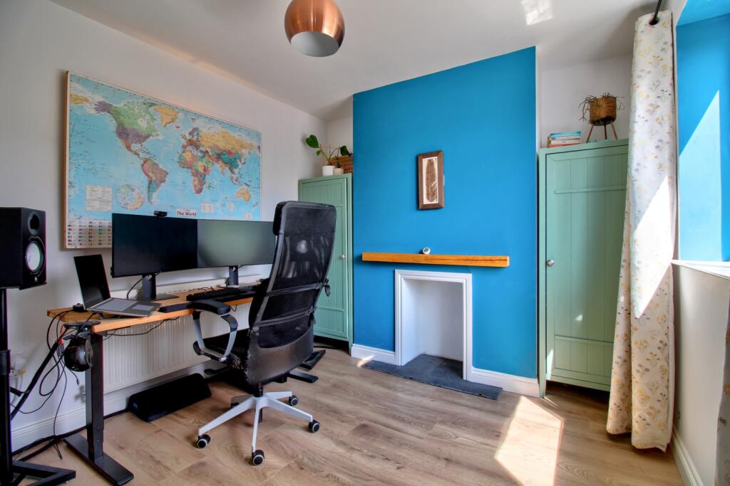 Hall Close Stoneleigh - Matt Clinton EweMove Kenil