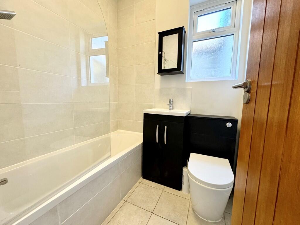 wallis ave bathro...