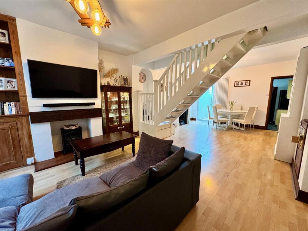 Lounge 1.jpg
