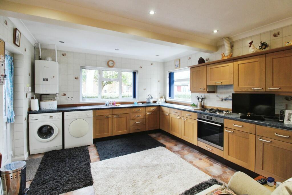 KITCHEN BREAKFAST ROOM