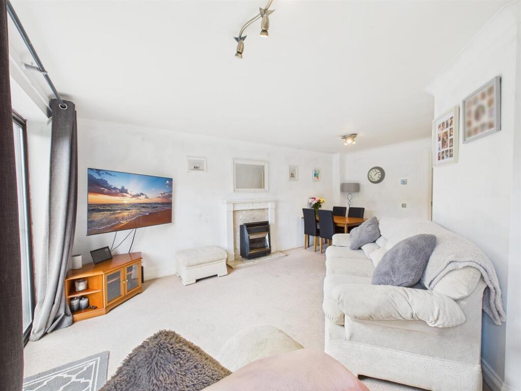 Lounge/Dining Room