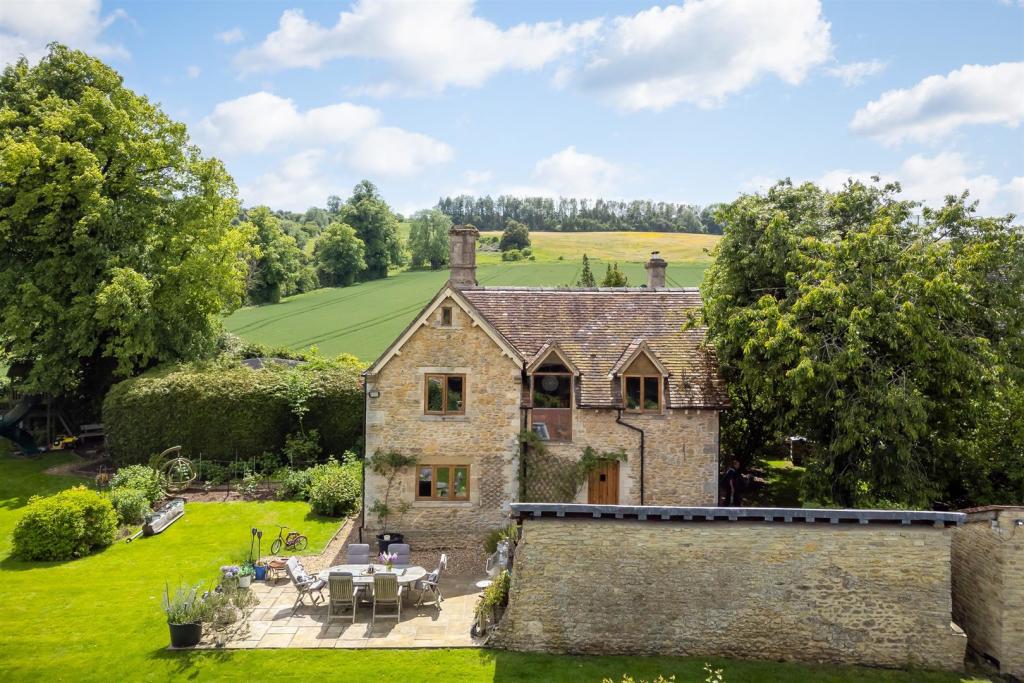 56 - Hillacres - GL53 9NS - Web.jpg