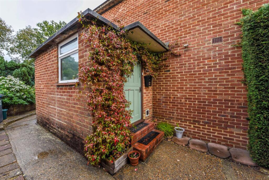 85 Wyphurst Road GU6 Crowes Cranleigh  (12 of 19).