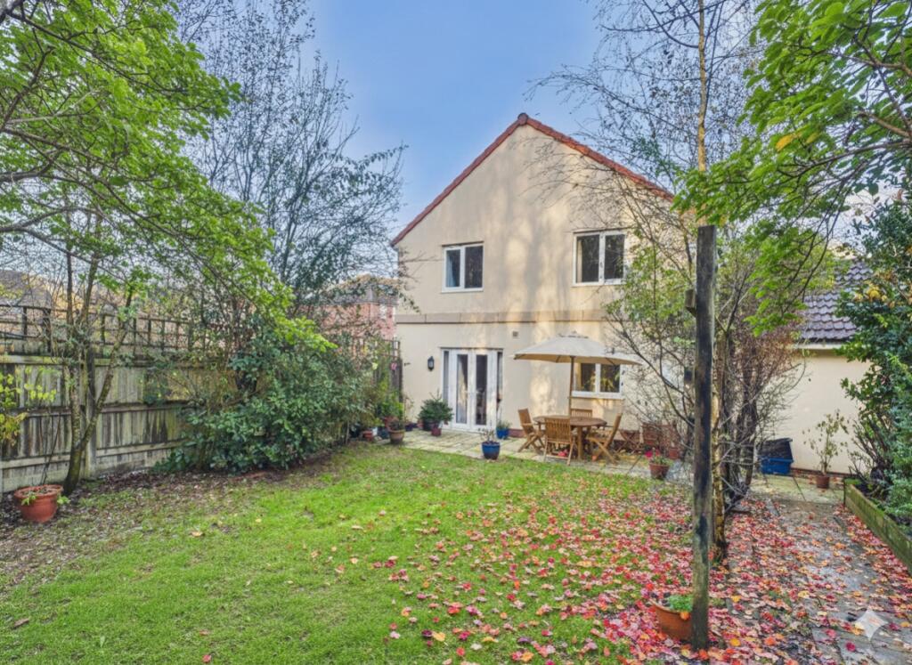 EWEMOVE SOUTH MOLTON - GARDEN