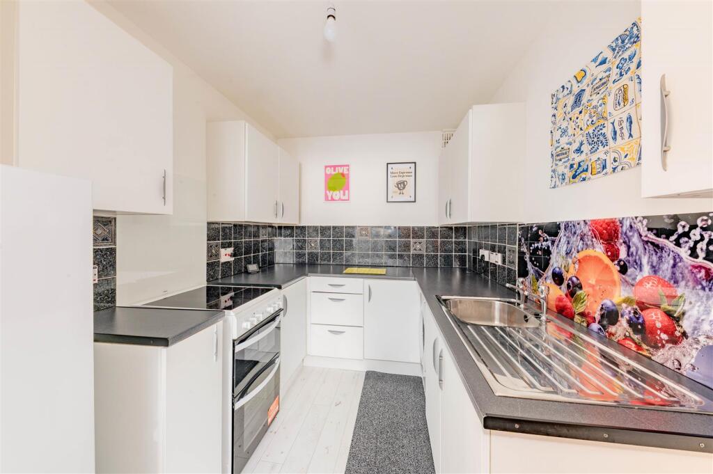 Flat 9 - 99 Strathmartine Road Dundee (2).JPG