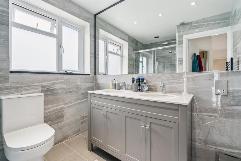 131 Aragon Road, SM4 Bathroom 1.jpg