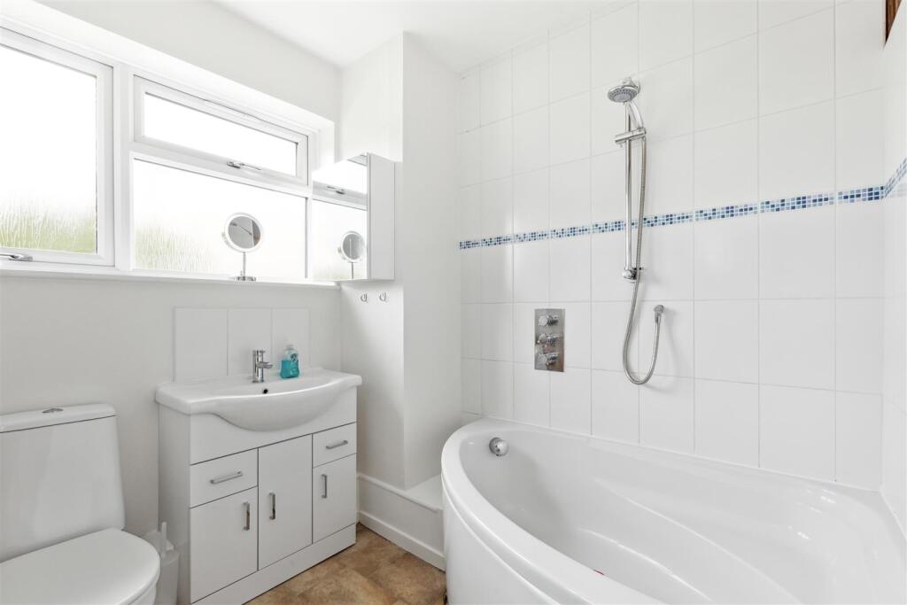 36 Balmoral Dr, Borehamwood WD6 2RD_009.jpg