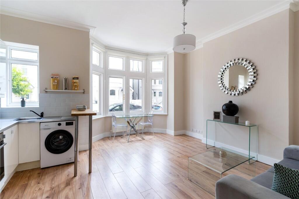 Lounge/Kitchen