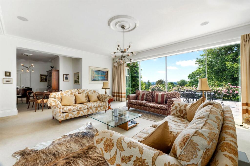 Spacious Sitting Roo