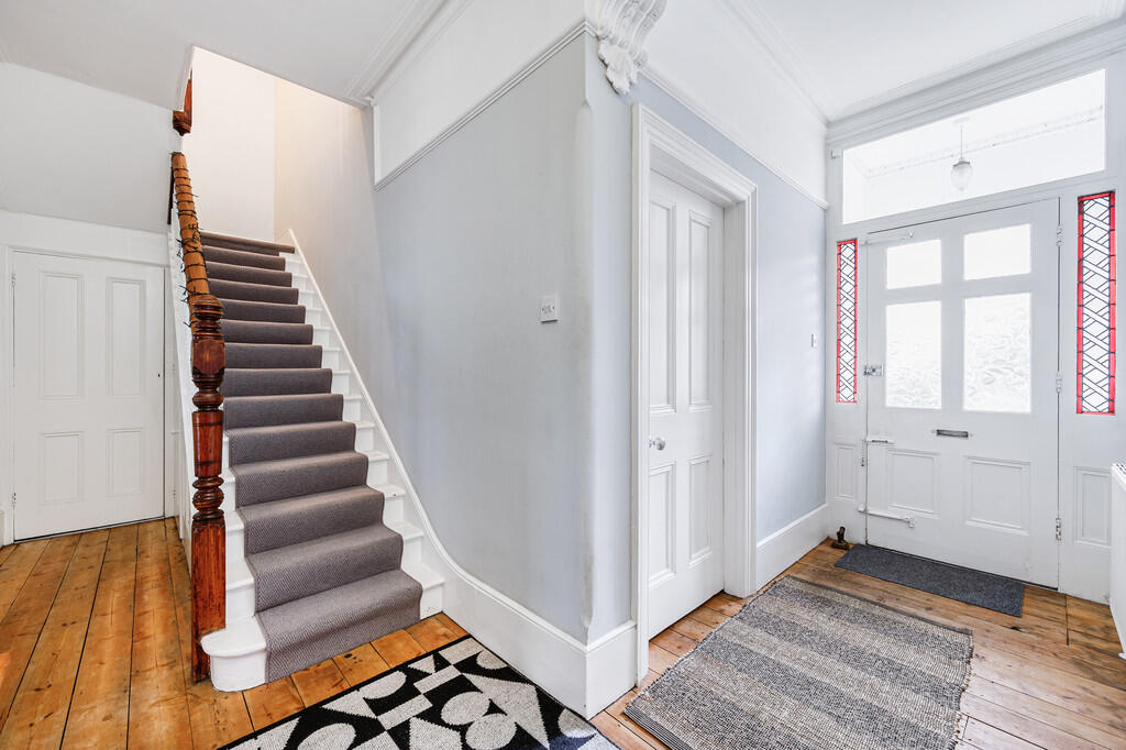 Waldemar Avenue (...