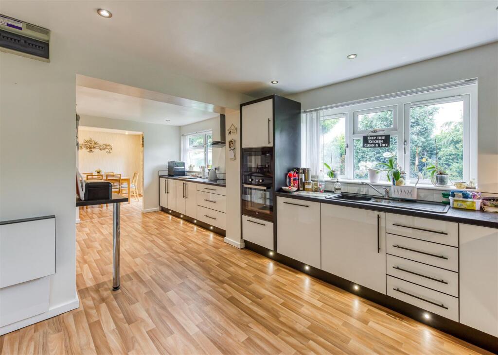 8 Barrington Close-14.jpg