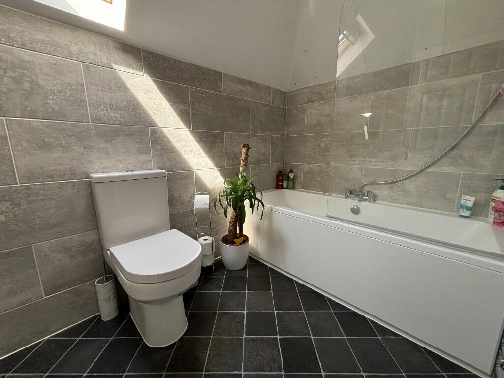 1st Floor Bathroom 