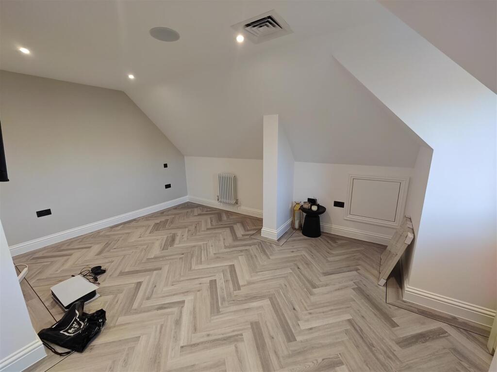 Goldstone Crescent 7  (19).jpg
