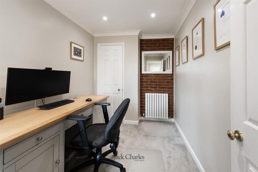 2 Chelsfield Close, TN11 0DW 004.jpg