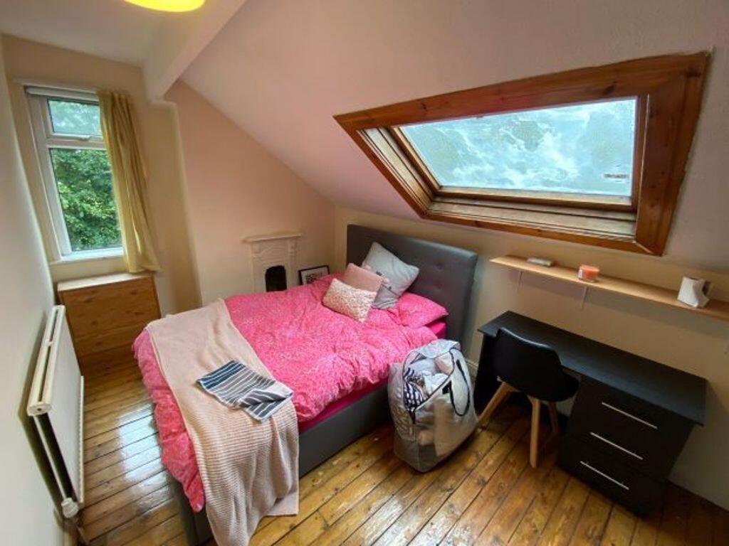 Cozy bedroom with a comfortable single bed, woo...