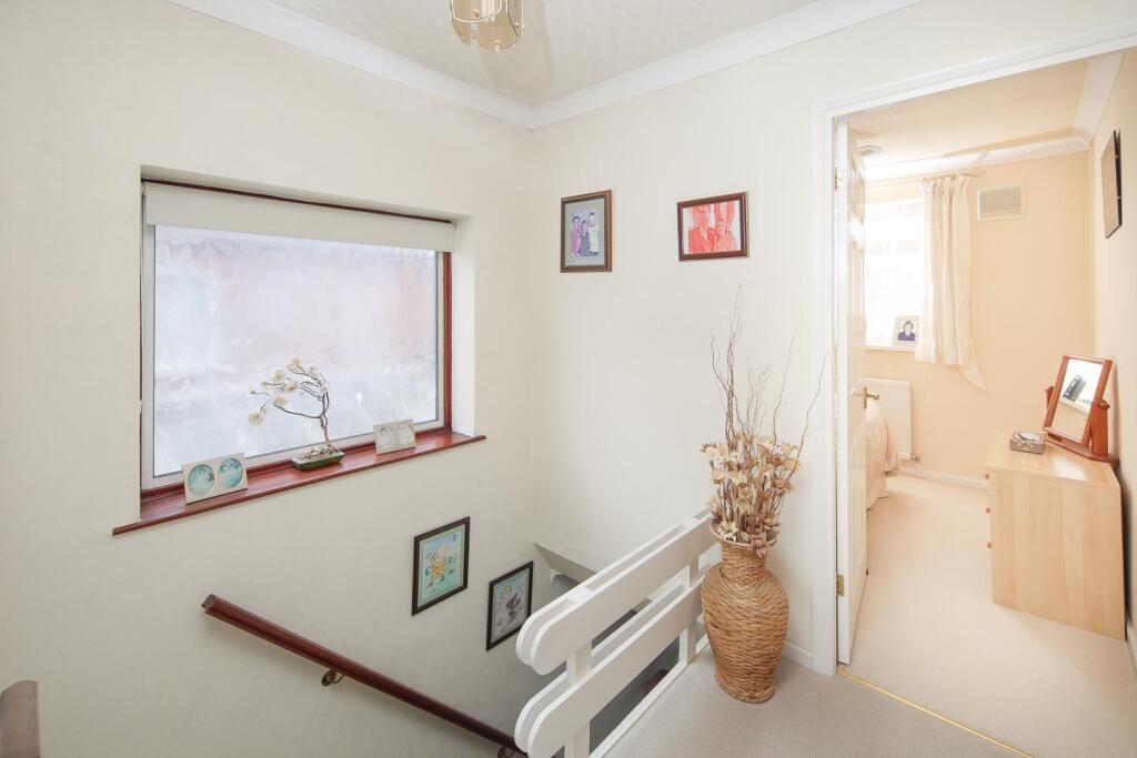 45 Salisbury Dv landing.jpg