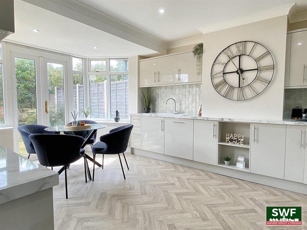 Kitchen2.jpg