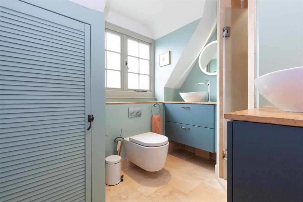Family Bathroom 1.jpg