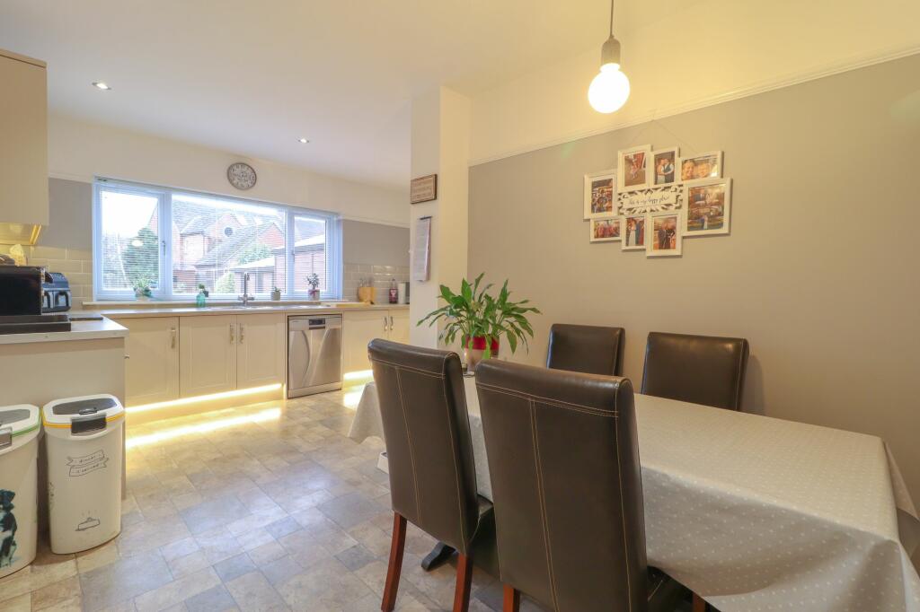 KITCHEN/BREAKFAST ROOM