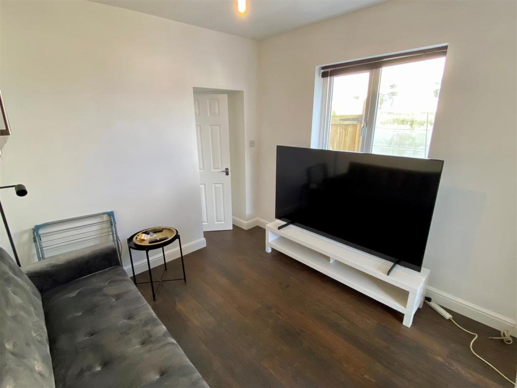Flat 2, 1 Trenance Road Lounge
