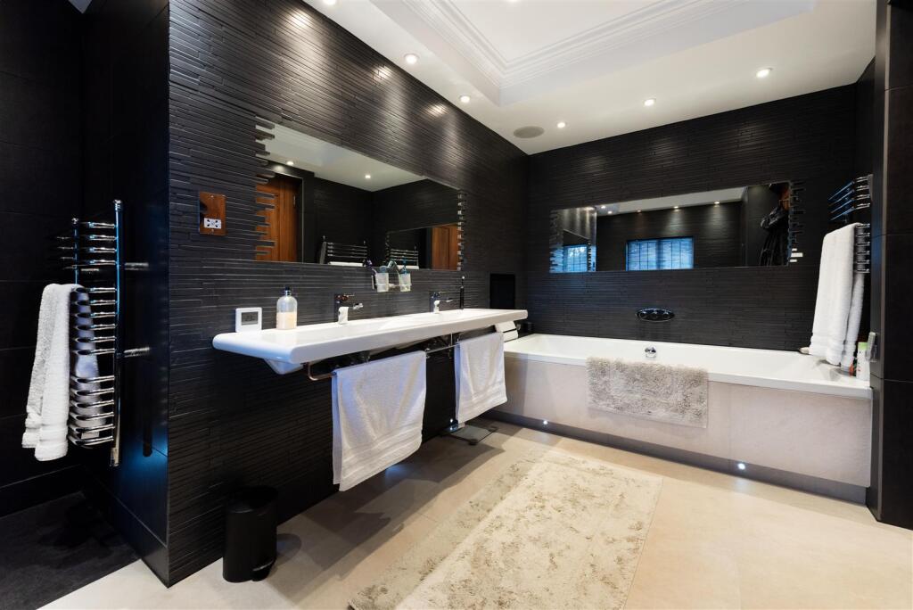 D0408 2 raeburn clo mBath2.jpg