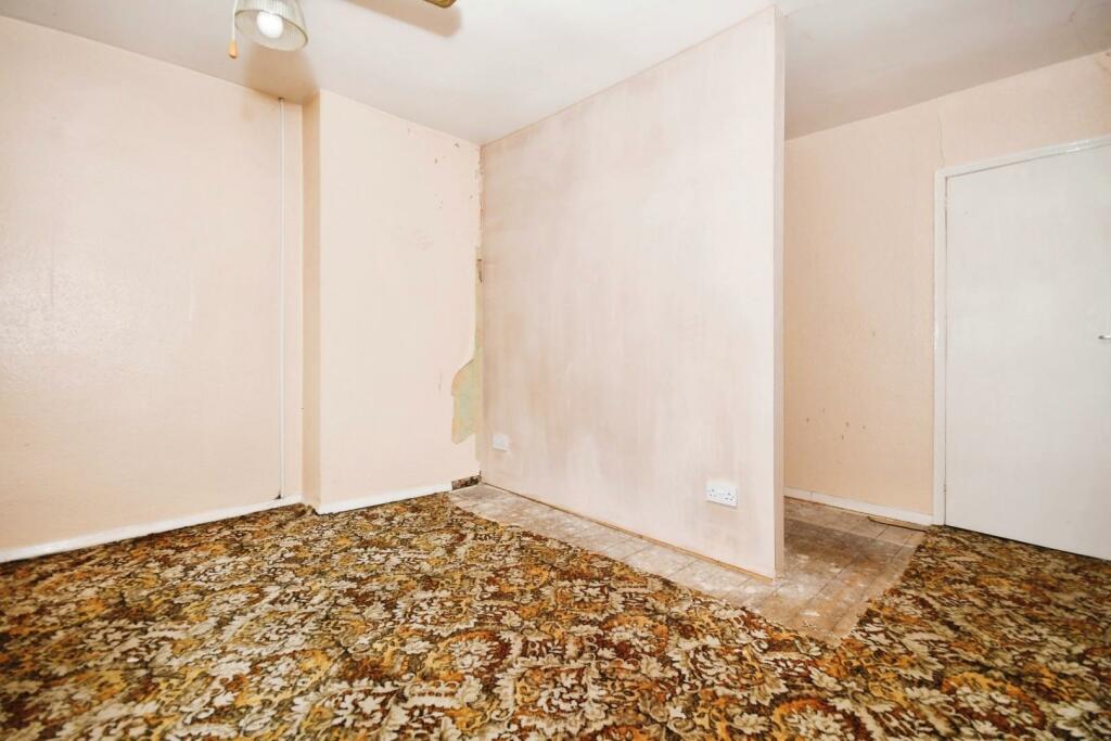 BEDROOM 1 02.jpg