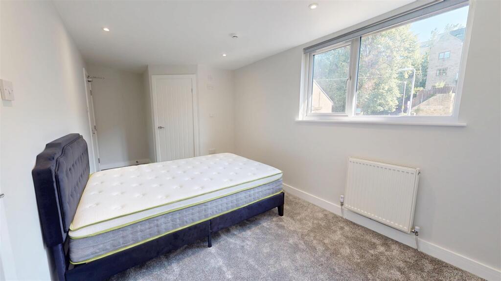 70 Hollins Room 5 2.jpg