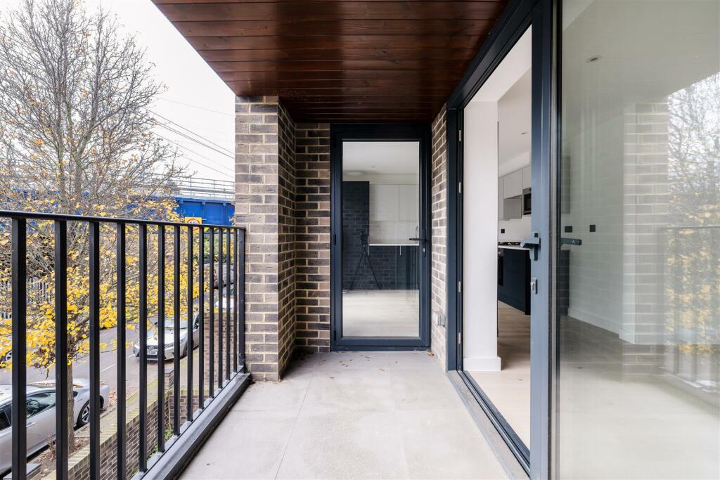 Clinton Road E7