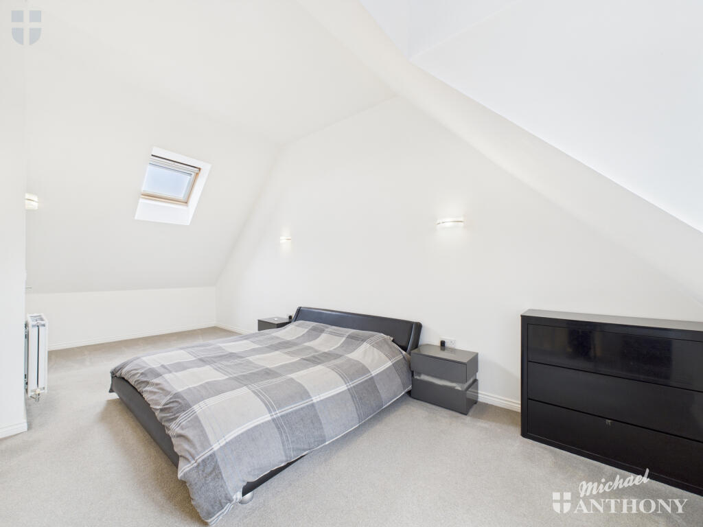 CAM03218G0-PR0618-STILL010