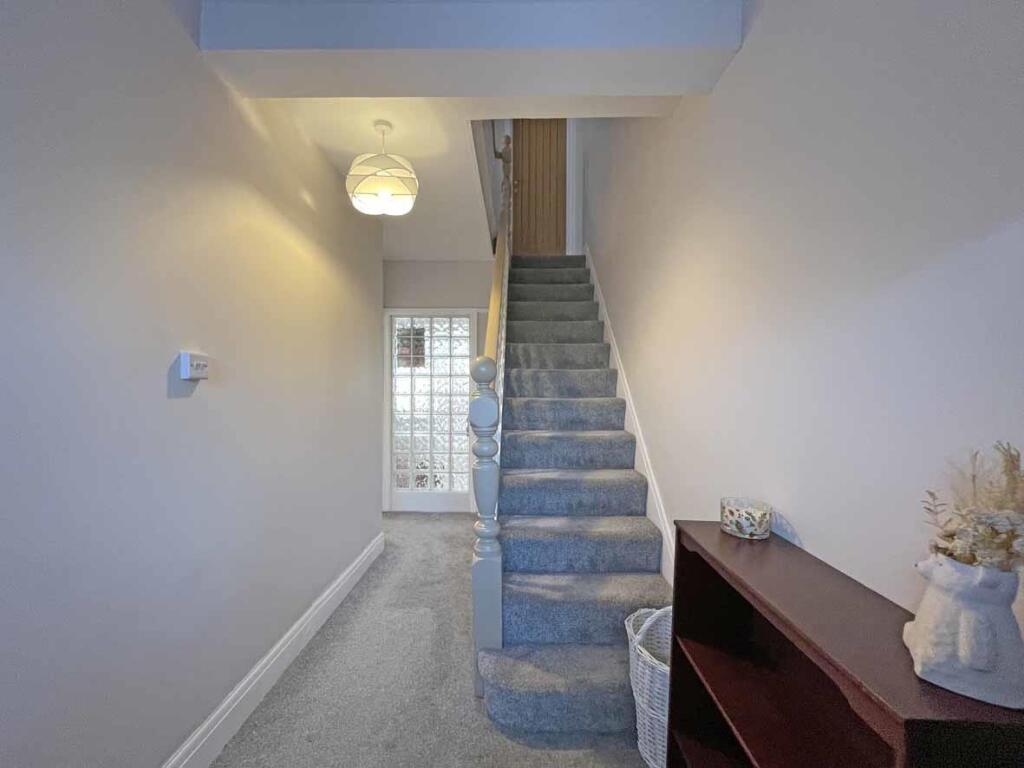 Fort Austin Avenue 28 Entrance Hall.jpg